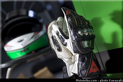 kawasaki_zx10r_team_sbk_2011_sykes_18.jpg
