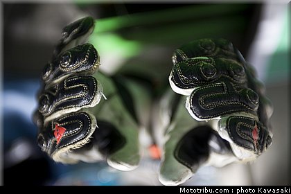 kawasaki_zx10r_team_sbk_2011_sykes_19.jpg