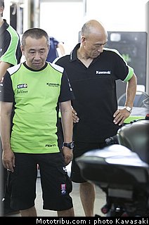 kawasaki_zx10r_team_sbk_2011_team_kawasaki_05.jpg