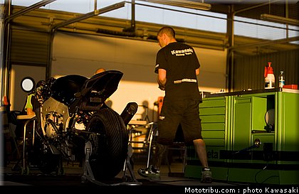 kawasaki_zx10r_team_sbk_2011_team_kawasaki_14.jpg