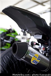kawasaki_zx10r_team_sbk_2011_team_kawasaki_23.jpg