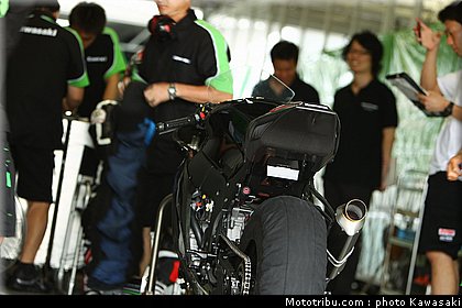 kawasaki_zx10r_team_sbk_2011_test_suzuka_2010_02.jpg
