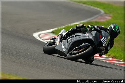 kawasaki_zx10r_team_sbk_2011_test_suzuka_2010_09.jpg