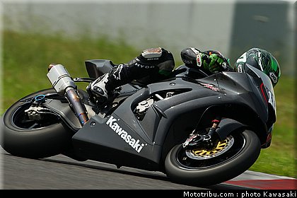kawasaki_zx10r_team_sbk_2011_test_suzuka_2010_10.jpg