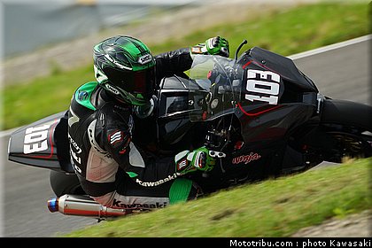 kawasaki_zx10r_team_sbk_2011_test_suzuka_2010_11.jpg