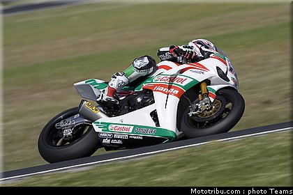 sbk_2011_tests_xaus_05.jpg