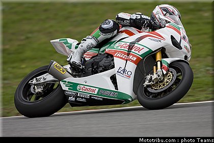 sbk_2011_tests_xaus_11.jpg