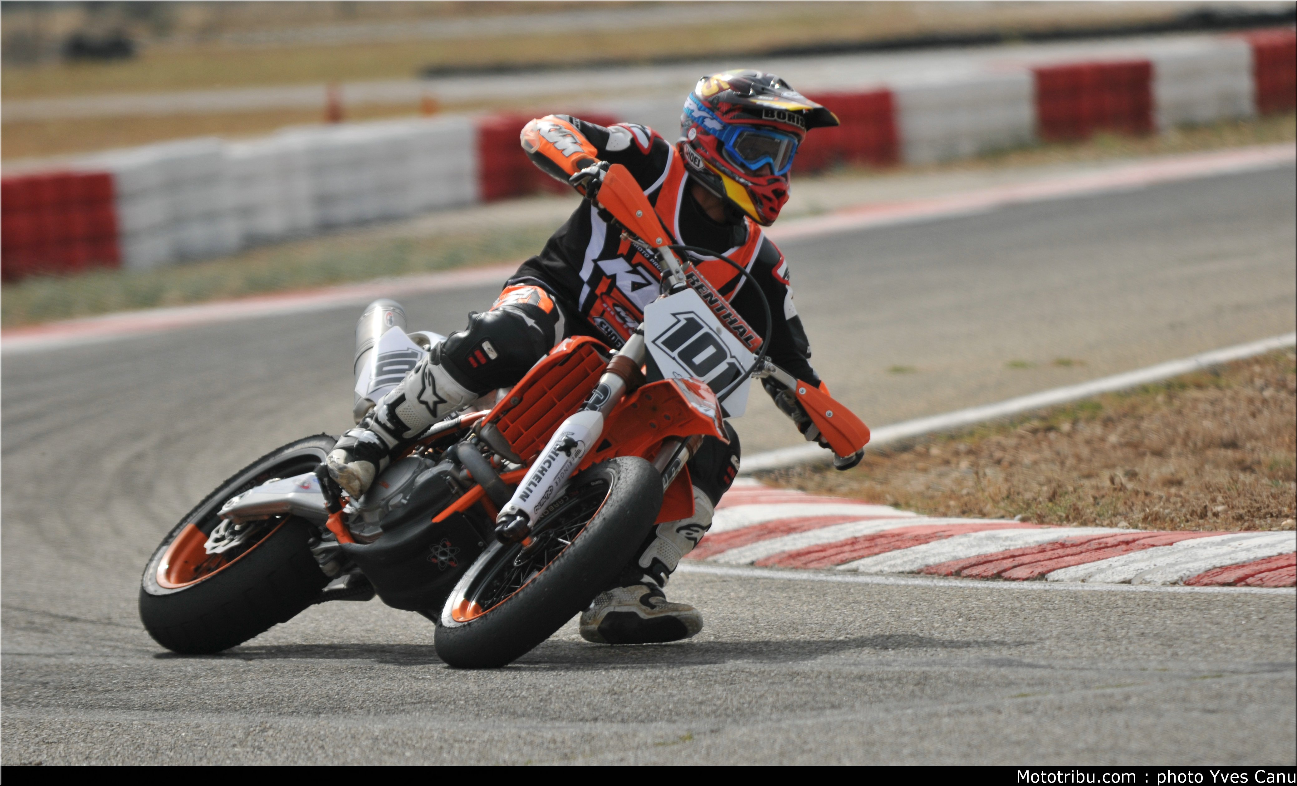 http://mototribu.com/competition/supermotard/2012/divers/chambon/wallpaper/originalimages/boris_chambon_2012_supermotard_entrainement_38.jpg