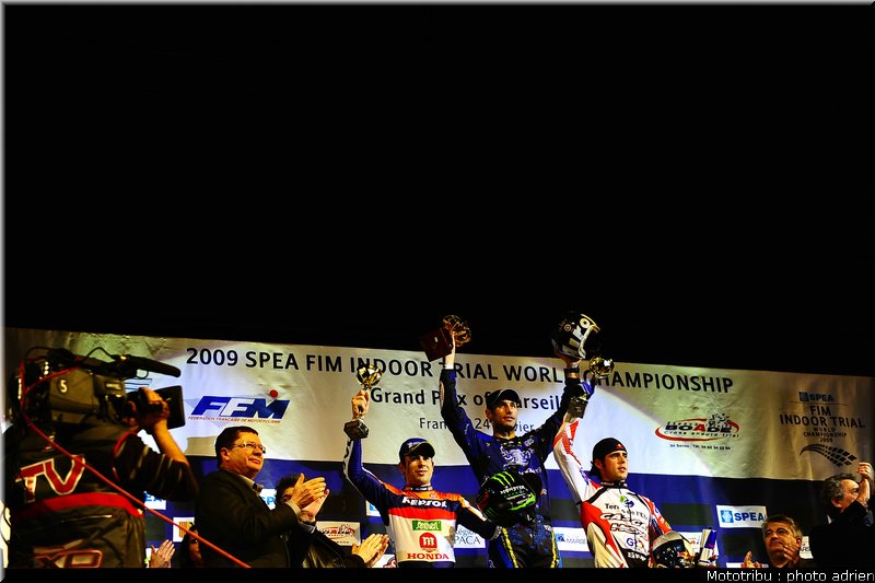 0369_podium_2