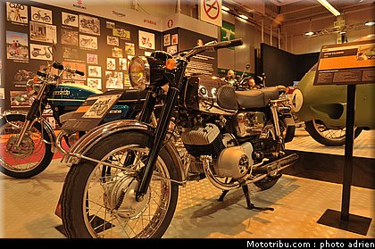 motos_et_scooters_star_009_salon_de_la_moto_paris_2011.jpg