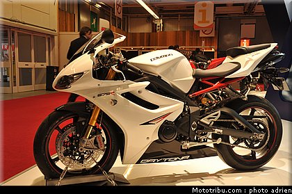 triumph_005_salon_de_la_moto_paris_2011.jpg