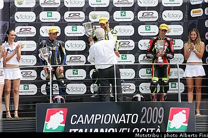 Il_Presidente_FMI_Sesti_premia_Moretti.JPG