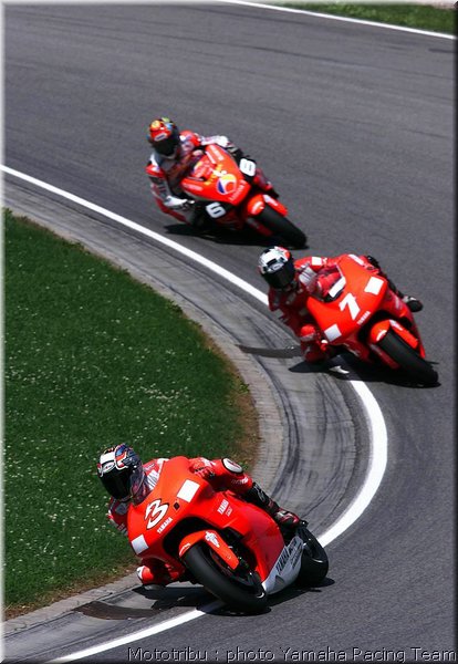 0031yamaha-biaggi2001_10