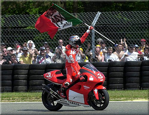 0027yamaha-biaggi2001_06.jpg