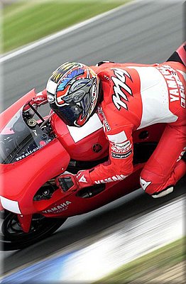 0032yamaha-biaggi2001_11.jpg