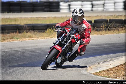 rouge_10_circuit_du_mistral_ete_2010.JPG