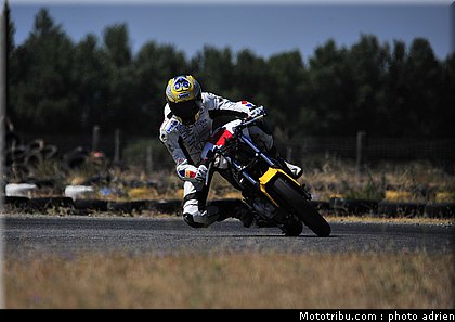 shoei_jaune_02_circuit_du_mistral_ete_2010.JPG