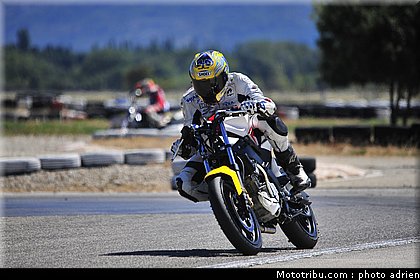 shoei_jaune_06_circuit_du_mistral_ete_2010.JPG