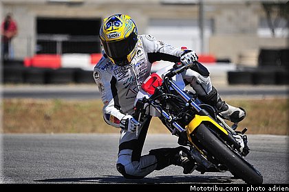 shoei_jaune_11_circuit_du_mistral_ete_2010.JPG