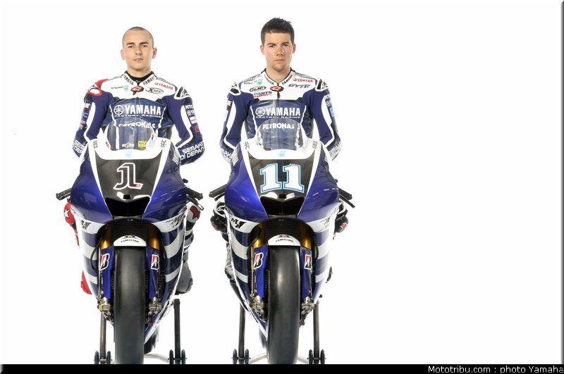 motogp_yamaha_racing_team_2011_lorenzo_spies_005