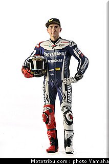 motogp_yamaha_racing_team_2011_lorenzo_019.jpg