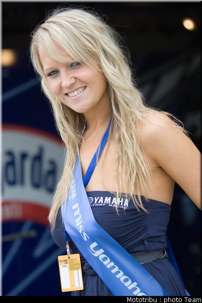 umbrellas_girls_superbike_donington2009_004