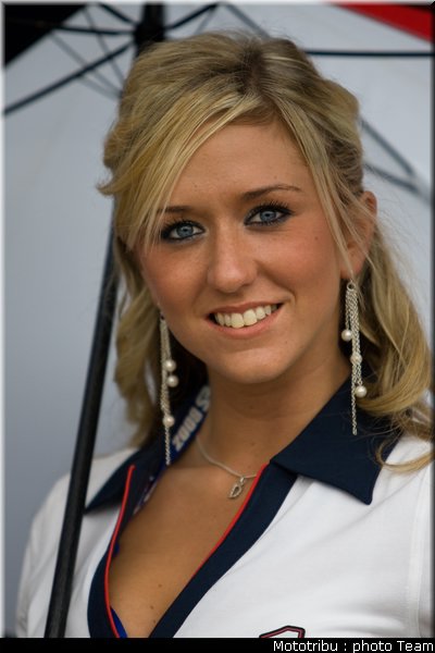 umbrellas_girls_superbike_donington2009_009