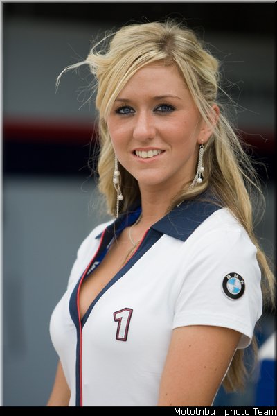 umbrellas_girls_superbike_donington2009_012