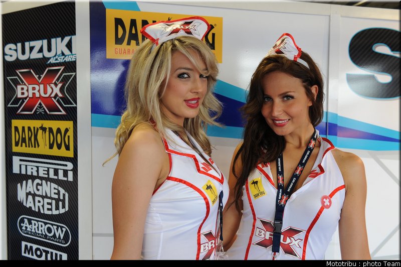umbrellas_girls_superbike_donington2009_013