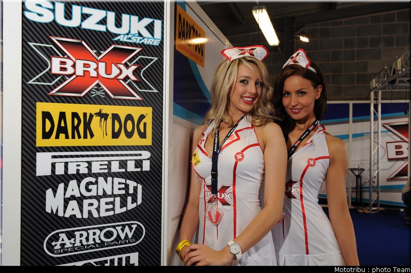 umbrellas_girls_superbike_donington2009_014