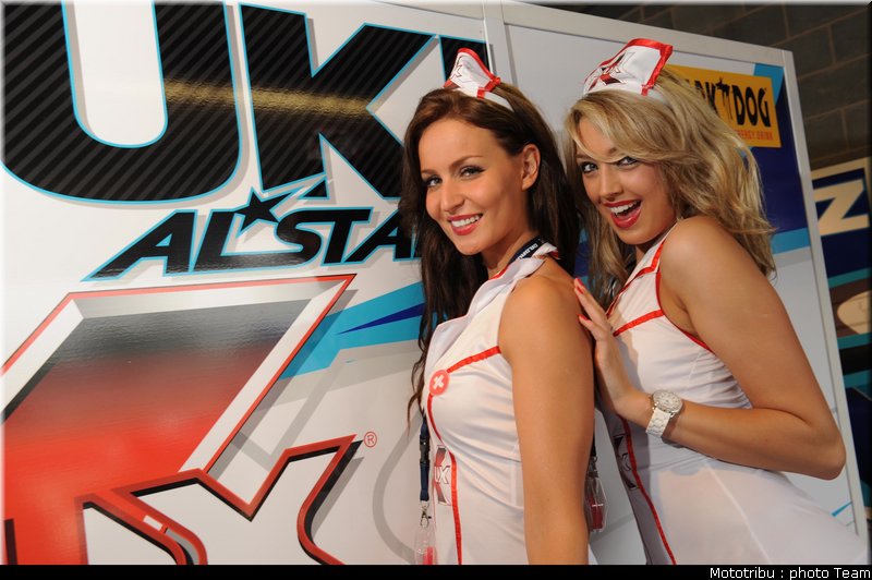 umbrellas_girls_superbike_donington2009_015