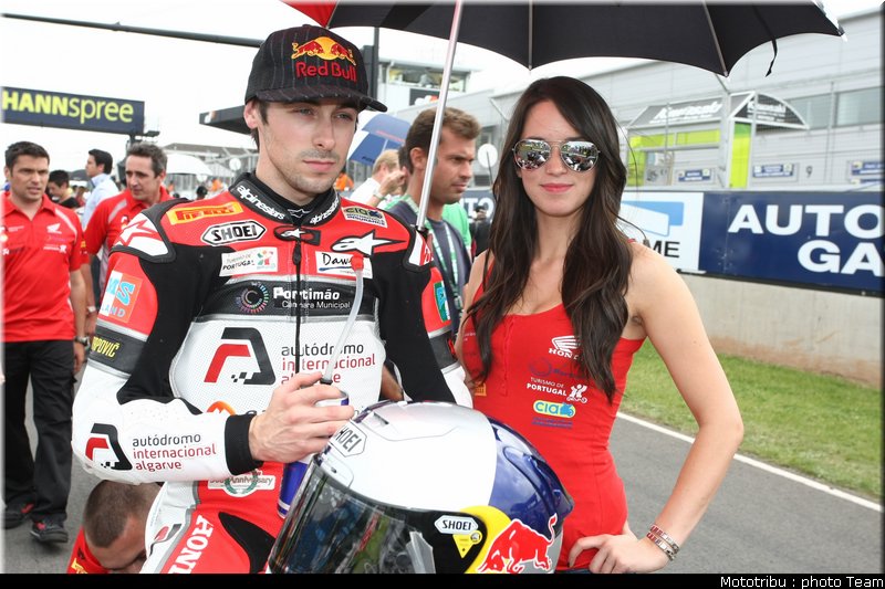 umbrellas_girls_superbike_donington2009_022