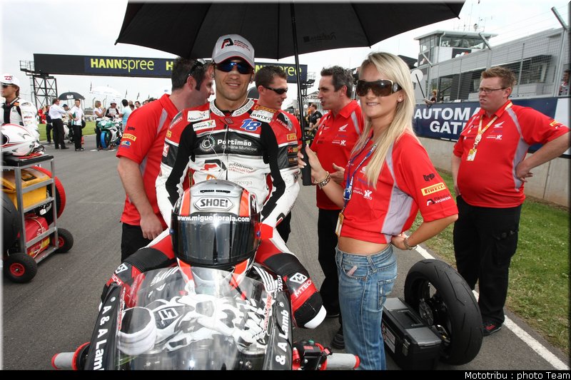umbrellas_girls_superbike_donington2009_023