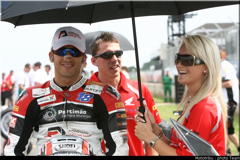 umbrellas_girls_superbike_donington2009_024