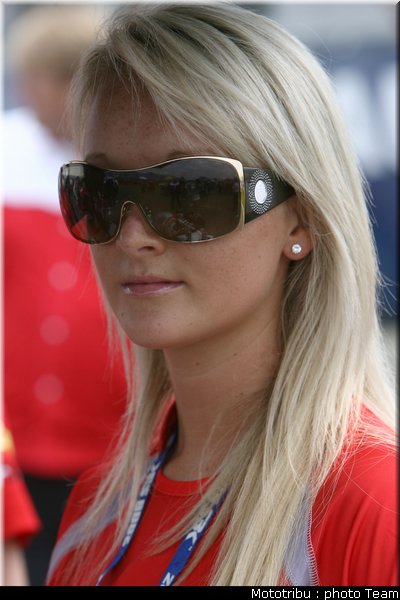umbrellas_girls_superbike_donington2009_025