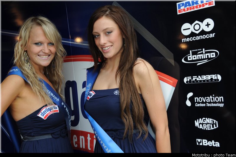 umbrellas_girls_superbike_donington2009_029