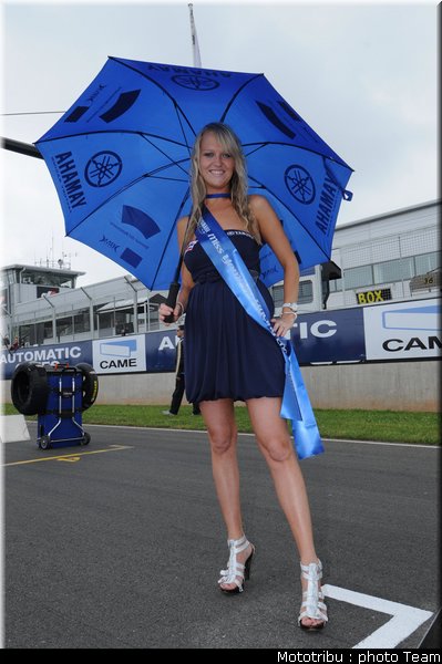 umbrellas_girls_superbike_donington2009_033