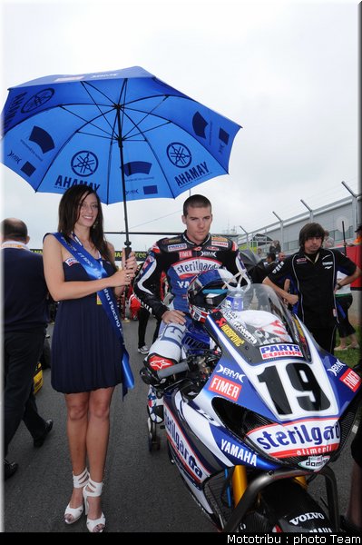 umbrellas_girls_superbike_donington2009_034