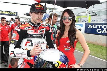 umbrellas_girls_superbike_donington2009_022.jpg