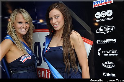 umbrellas_girls_superbike_donington2009_029.jpg