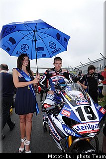 umbrellas_girls_superbike_donington2009_034.jpg
