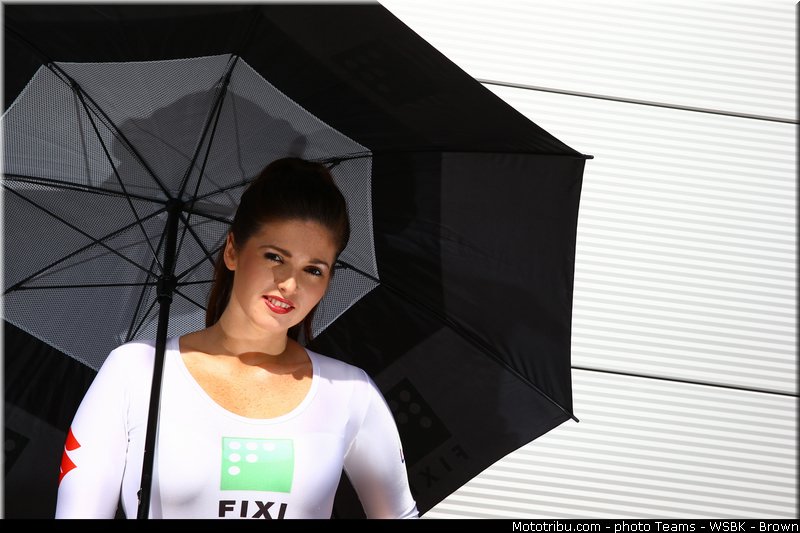 sbk_pit_babe_010_angleterre_donington_park_2013