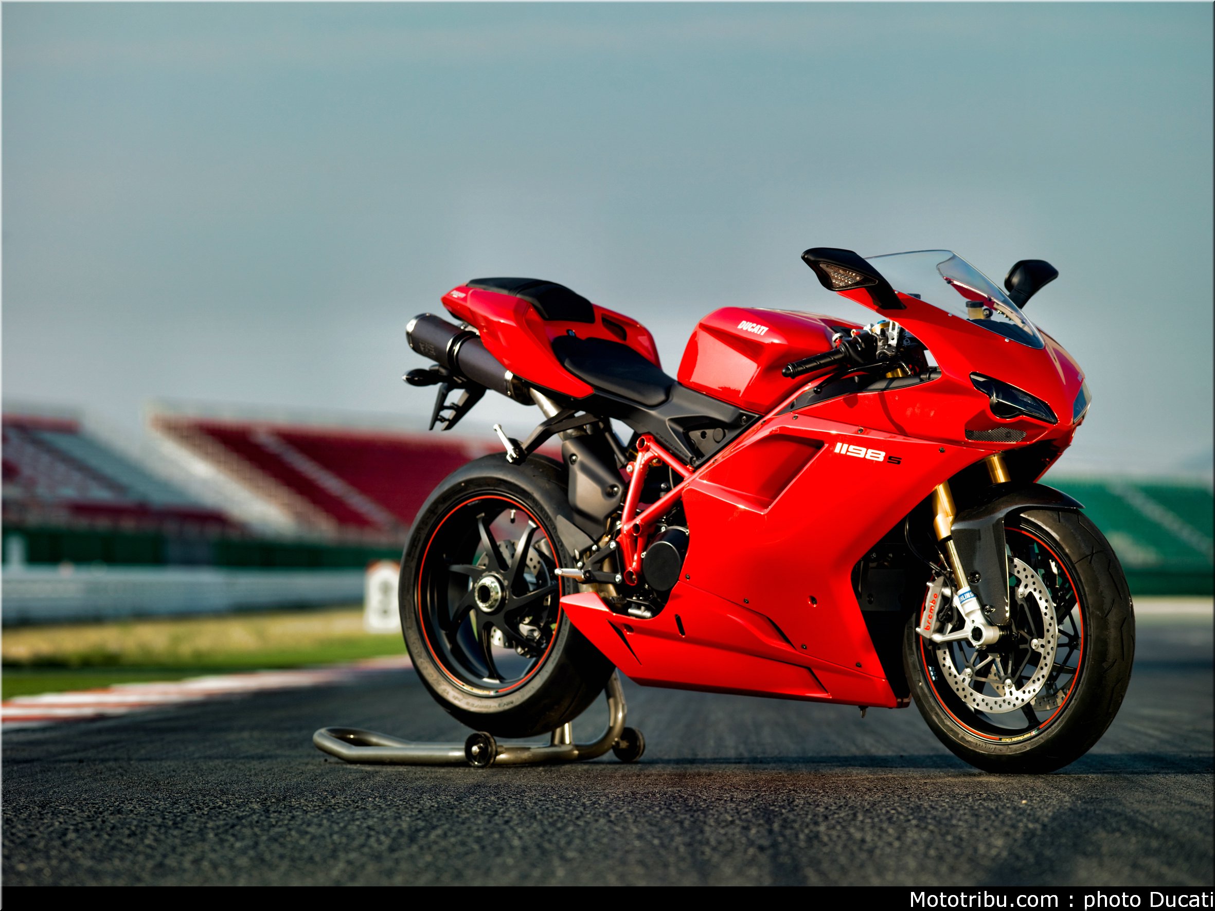 Фото мотоциклов спортивных. Мотоцикл Дукати красный. Дукати мотоцикл спортбайк. Ducati 1198. Ducati r6.