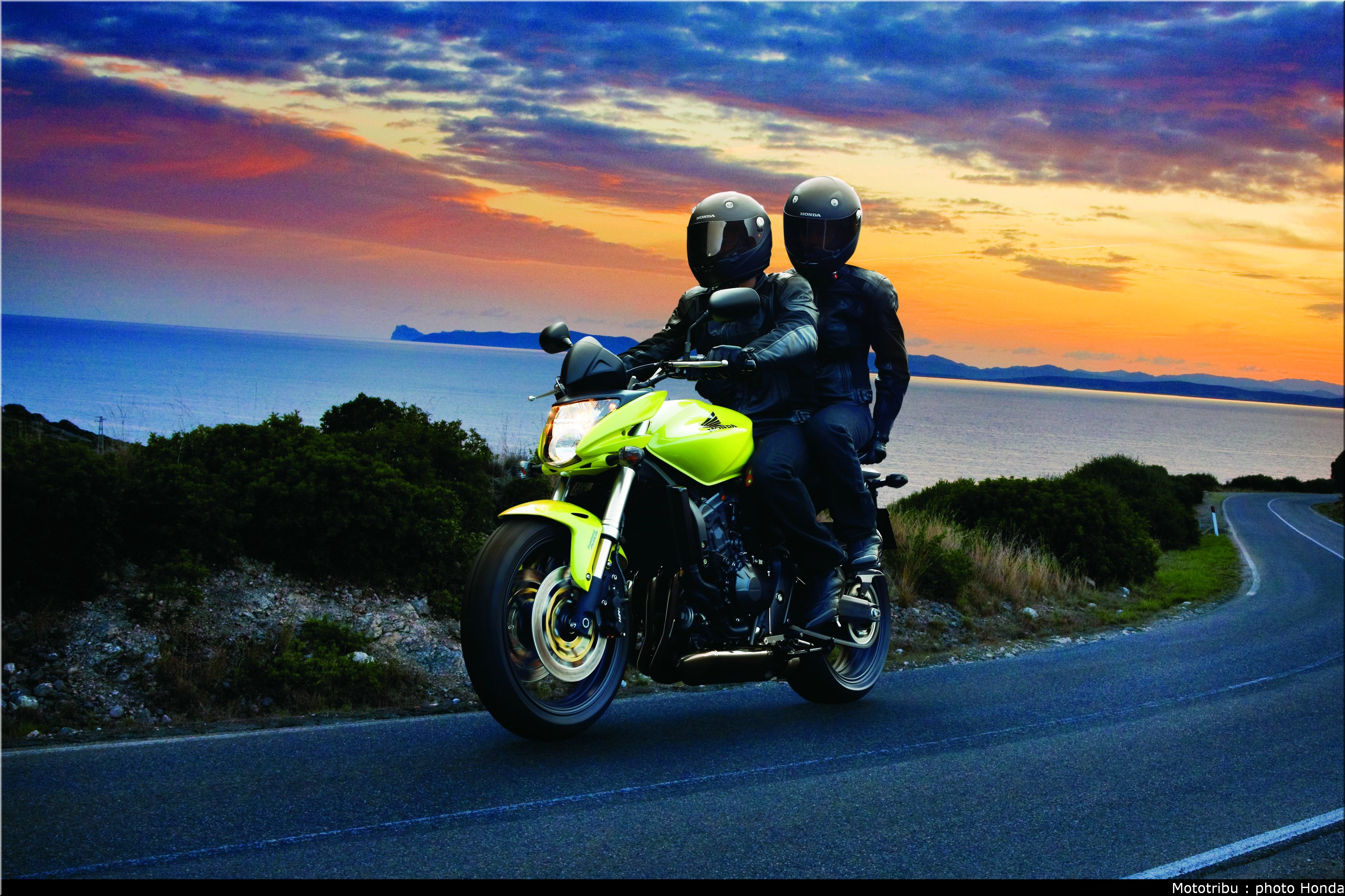 Мотоциклы открытый мир. Honda Hornet 2009. Мотоциклы. Мотоциклист с пассажиром. Мотоцикл для путешествий.