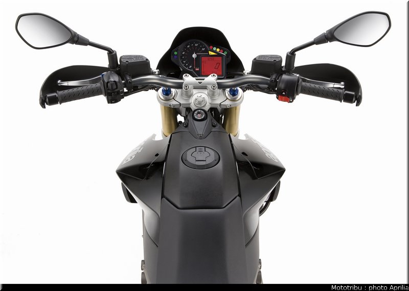 aprilia_dorsoduro_2008_042