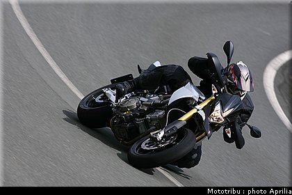 aprilia_dorsoduro_2008_001.jpg