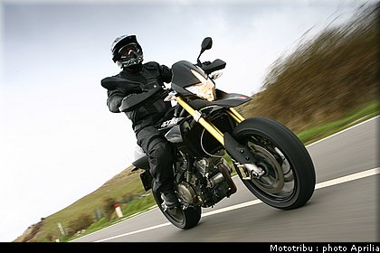 aprilia_dorsoduro_2008_003.jpg