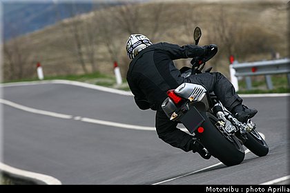 aprilia_dorsoduro_2008_004.jpg
