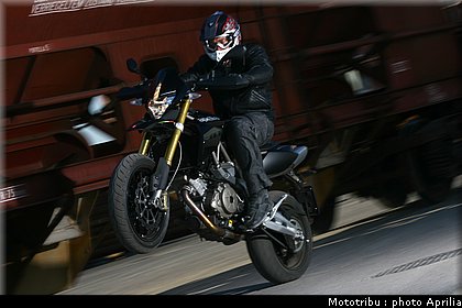 aprilia_dorsoduro_2008_011.jpg
