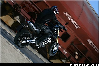 aprilia_dorsoduro_2008_013.jpg